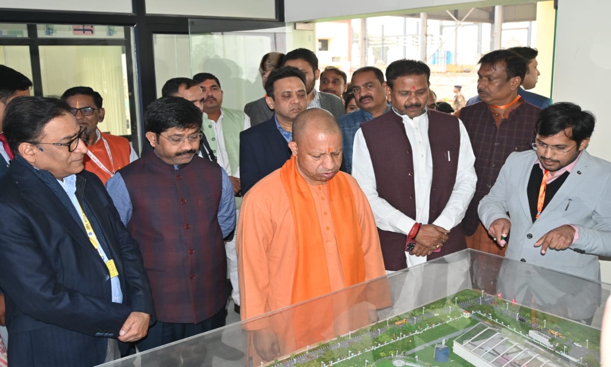 बायो सीएनजी प्लांट के बारे में मुख्यमंत्री को जानकारी देते प्रयागराज नगर निगम के आयुक्त चंद्र मोहन गर्ग।