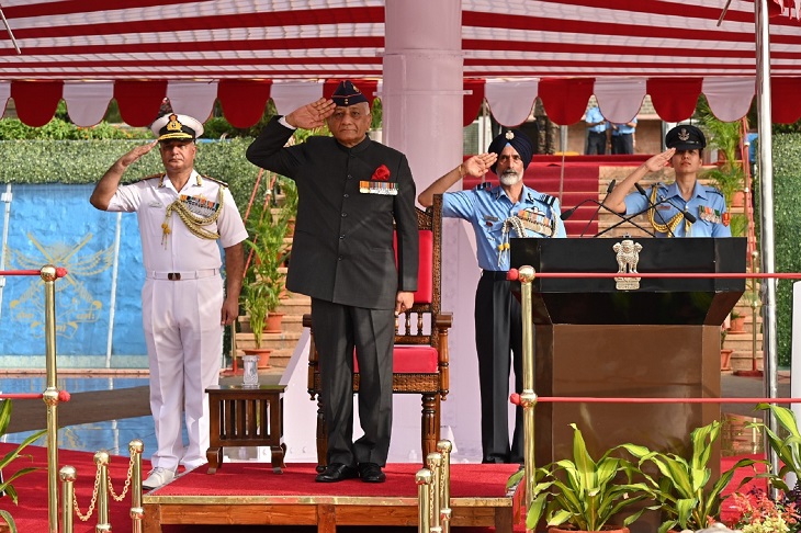 जनरल वीके सिंह ने ली परेड की सलामी