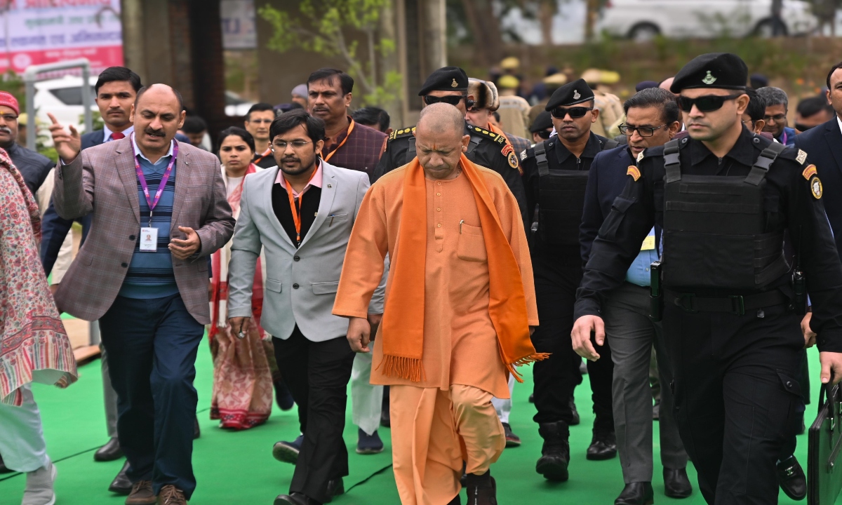 मुख्यमंत्री योगी आदित्यनाथ ने प्रयागराज के नैनी में बायो सीएनजी प्लांट का उद्घाटन के बाद निरीक्षण किया।